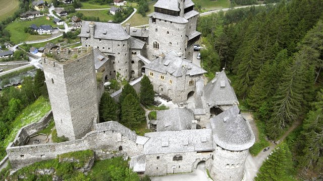 Seitenansicht der Burg Finsergrün von der Talseite her