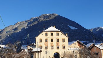 Blick vom Ortsteil Stuben zur Innbrück und im Hintergrund die Dorfanlage von Pfunds Dorf mit dem markanten Brückenhaus - dem ehem. Gasthof zum Thurm