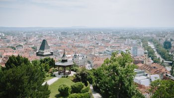 Der Blick vom Museum hinunter auf die Stadt mit dem Rathaus.