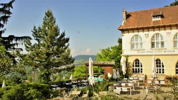 Das Kaiser Franz Josef-Museum von außen samt Umgebung mit Blick Richtung Süden