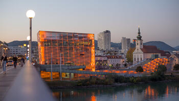 Das gebäude des Ars Electronica Centers mit seinerlLeuchtenden Fassade