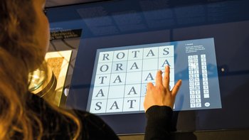 Bedienung des Touchscreens im Papyrusmuseum