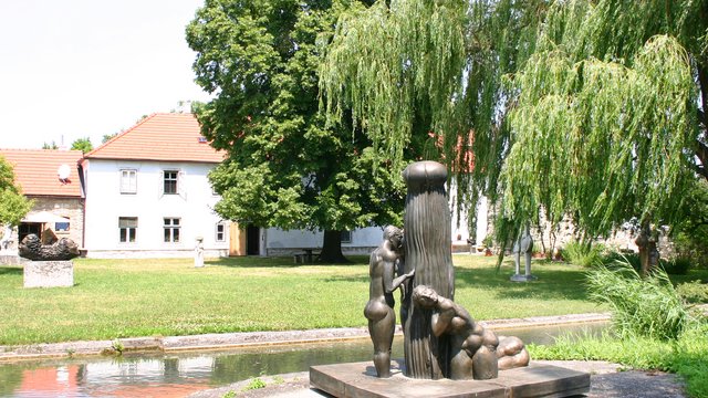Skulpturenpark im Innenhof mit Blick auf die Wassermühle