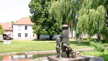 Skulpturenpark im Innenhof mit Blick auf die Wassermühle