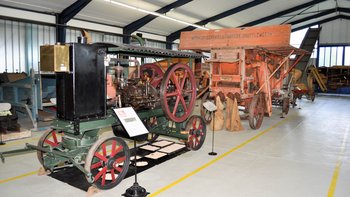 Renauer Standmotor Baujahr 1907 und Hofherr-Schrantz Dreschmaschine