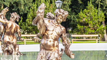 Detailansicht der restaurierten und bronzierten Gusseisenfiguren im Becken des Grazer Stadtparkbrunnens