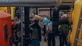 Eine Besuchergruppe in einem Technikraum der Felsentherme