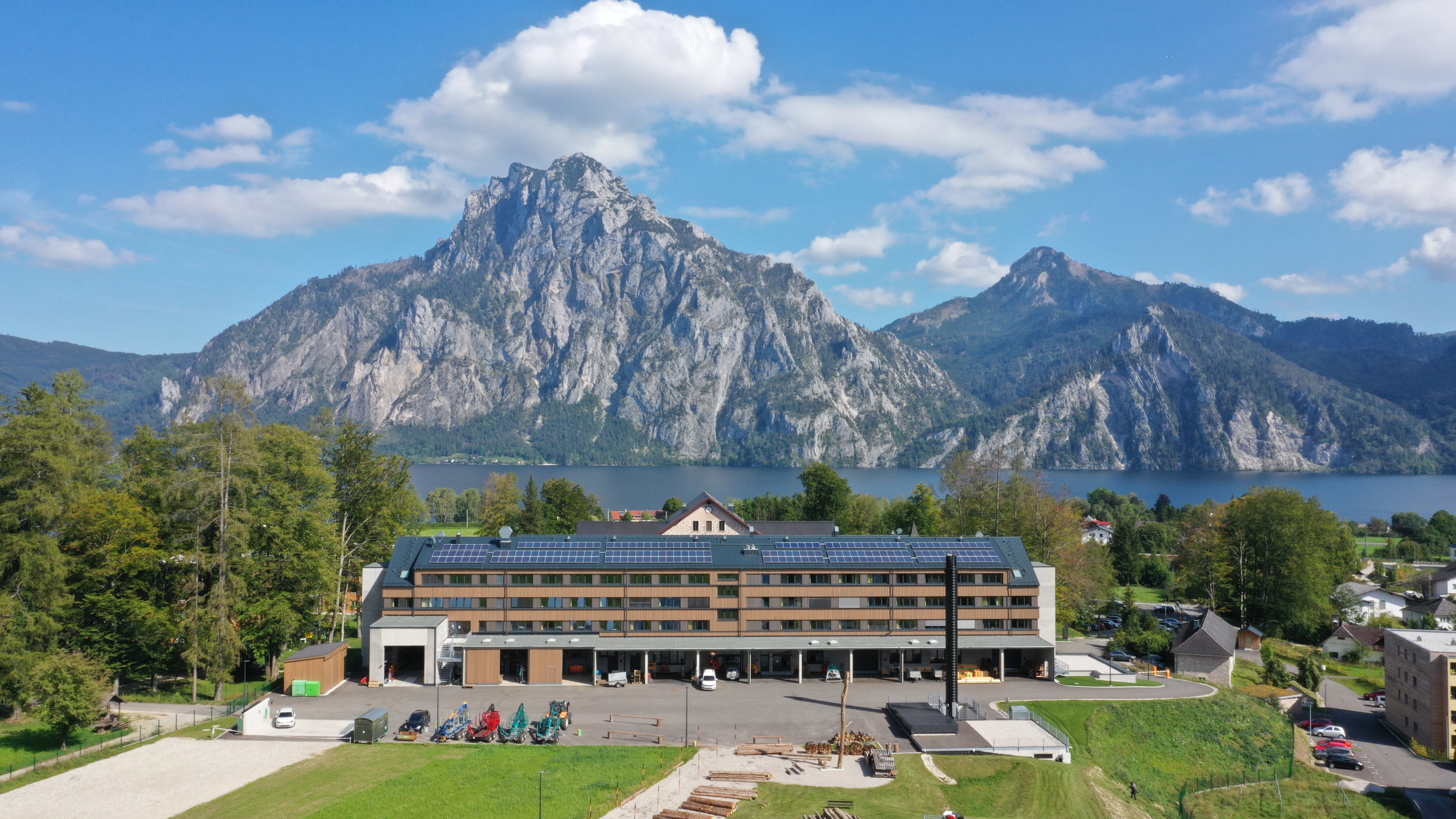 Der Waldcampus Österreich mit Villa Buchberg und Traunstein und Traunsee
